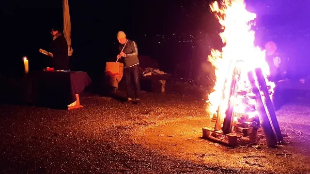 Osterfeuer (Foto: Reformierte Kirchgemeinde Erlenbach) Osterfeuer (Foto: Reformierte Kirchgemeinde Erlenbach)