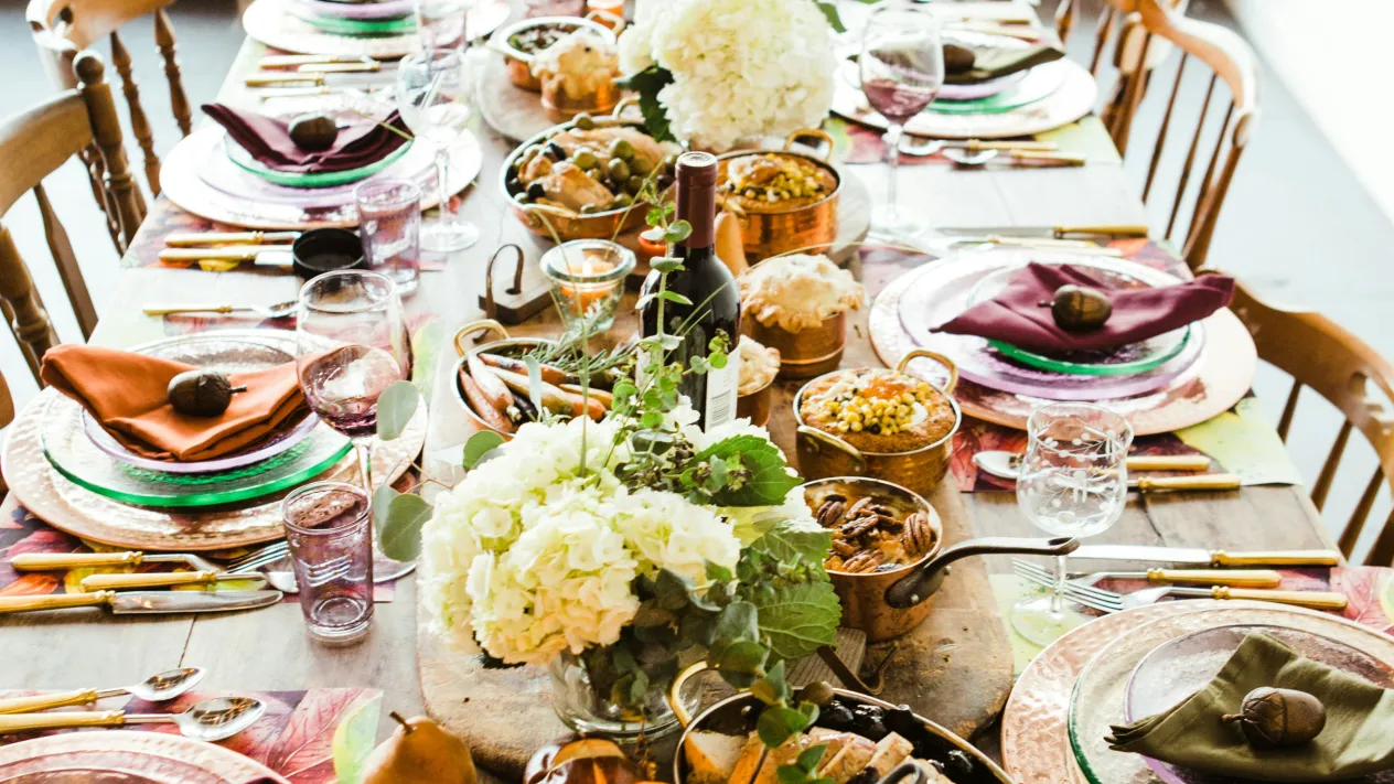 Gedeckter Tisch (Foto: Brooke Lark – Unsplash) Gedeckter Tisch (Foto: Brooke Lark – Unsplash)