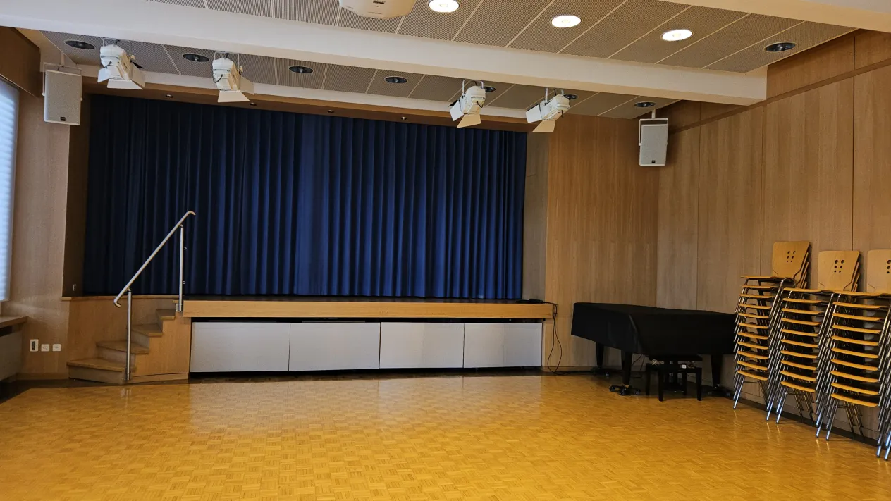 Saal mit Bühne Saal mit Bühne